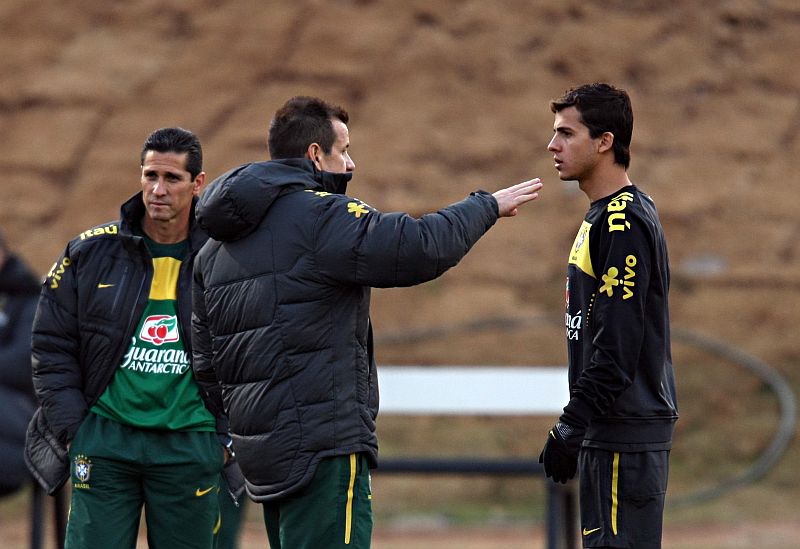 Dunga conversa com o paranaense Nilmar, outro cotado para entar no time | Albari Rosa/Gazeta do Povo enviado especial