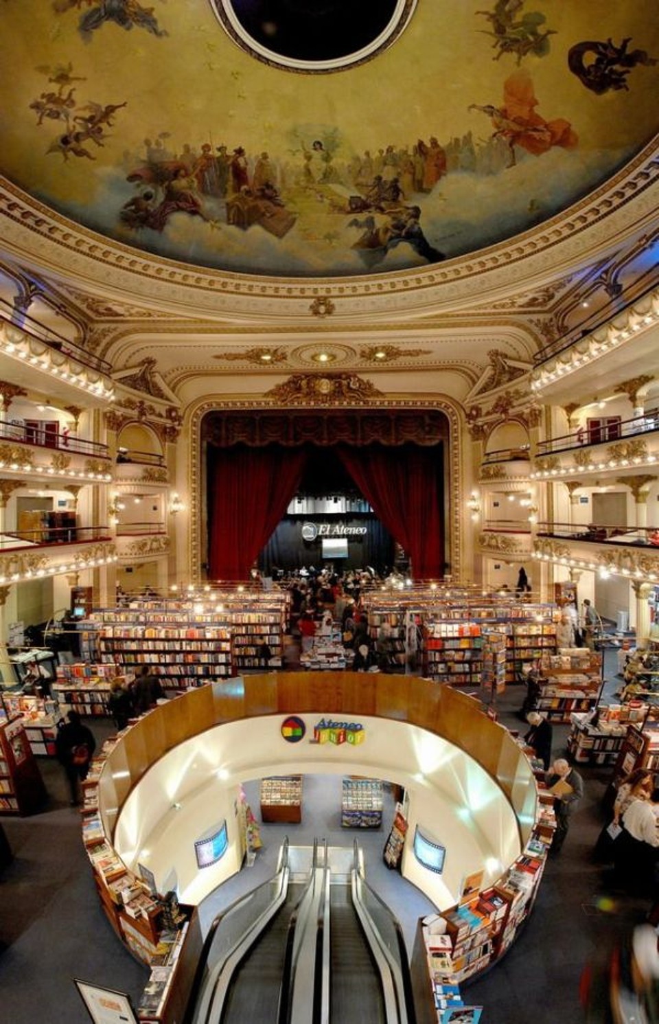 A livraria Ateneo, que ocupa
um antigo teatro, é um dos ícones atuais da paixão portenha pelos livros | Divulgação