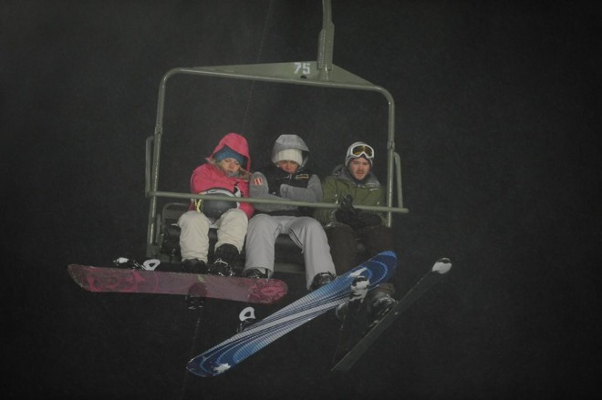 Três amigos presos em um teleférico lutam para sobreviver ao frio |