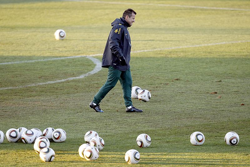 Dunga sorri em meio a várias Jabulanis durante o treinamento dos reservas da seleção brasileira: sem futebol vistoso, time é destaque nas estatísticas da Fifa | Valterci Santos/ Gazeta do Povo enviado especial