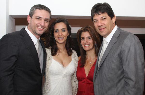 O ministro da Educação, Fernando Haddad, e a mulher, Ana Estela (à dir.) vieram a Curitiba no sábado para o casamento de Adriano Massuda (chefe de gabinete do Ministério do Esporte) e Helena Petta, ambos médicos. A recepção foi no restaurante Alberto Massuda, do pai do noivo, o médico Cadri Massuda |