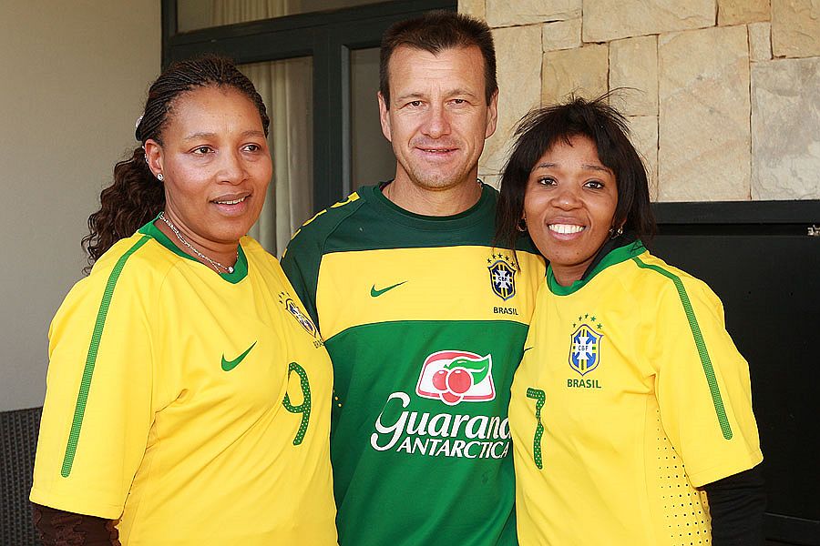 Zenani (à esquerda) foi presenteada com a camisa 9 do técnico Dunga | Divulgação / CBF