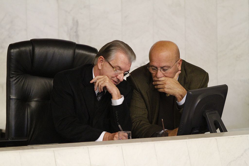 Justus (esq.) conversa com Romanelli: presidente da Casa ficou apenas uma hora no plenário e deixou ao peemedebista, que nem é da Mesa Diretora, a tarefa de conduzir a sessão | Daniel Derevecki/ Gazeta do Povo