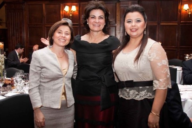 As procuradoras Shirley Tomé (à esq.), de São Paulo, Vera Grace Paranaguá Cunha, presidente da Associação dos Procuradores do Estado do Paraná, e Isabela Cristine Martins Ramos no primeiro baile em comemoração ao Dia do Procurador, realizado no Graciosa Country Club | 