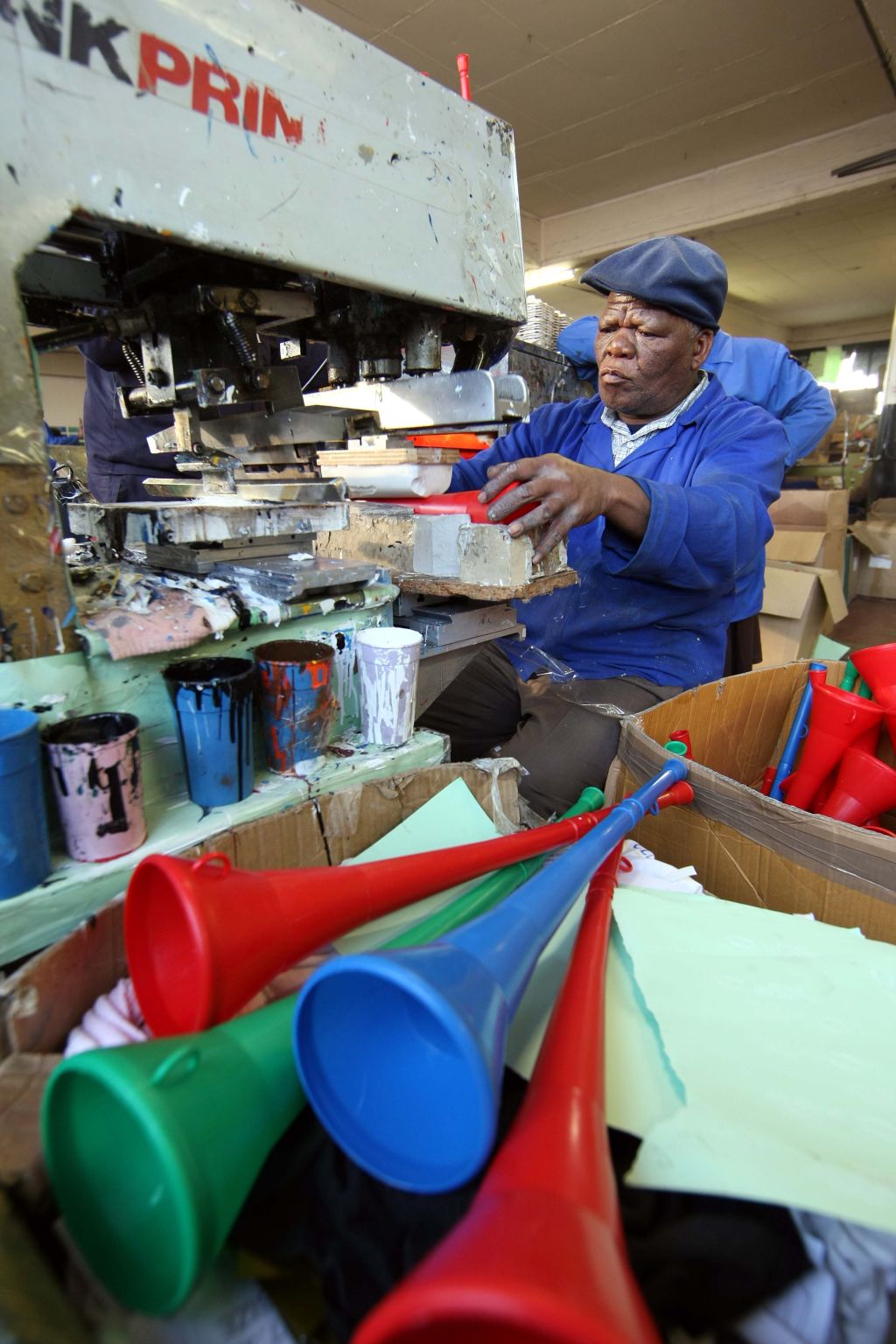 Operário da Plastic Printers trabalha na produção da barulhenta vuvuzela, sinônimo de torcer para anfitriões da Copa | Foto: Albari Rosa/ Gazeta do Povo enviado especial