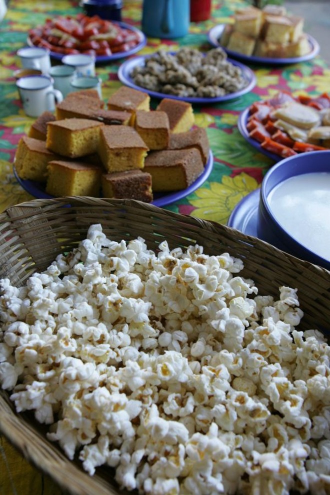 Pipoca, bolos e doces são algumas das guloseimas desta época do ano | 