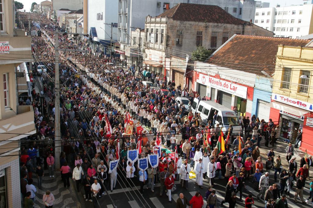 Vista geral da procissão de Corpus Christi em Ponta Grossa: cidade dos Campos Gerais segue à risca tradição católica | Henry Milleo/Gazeta do Povo