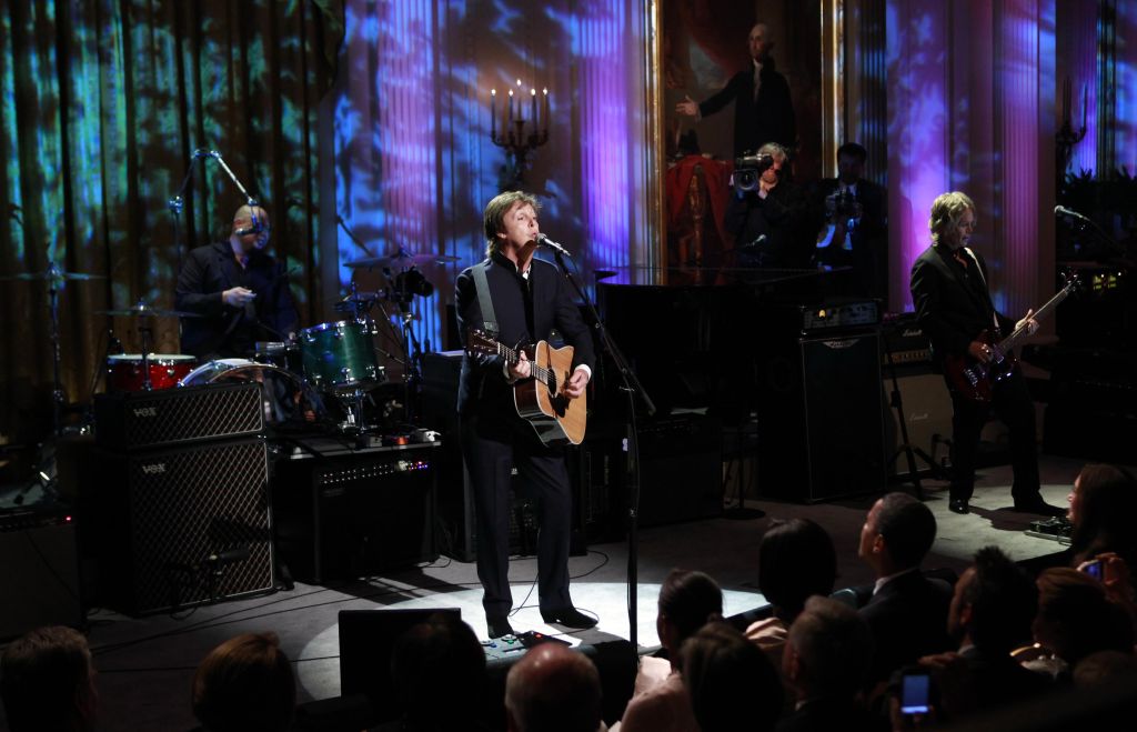 Paul McCartney pegou a guitarra e fez um pequeno concerto na Casa Branca, em Wasington, para um público seleto | Kevin Lamarque / Reuters