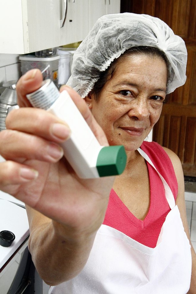 A cozinheira Décia Bráz não sai de casa sem sua bomba de corticóides e, quando possível, recorre à inalação |