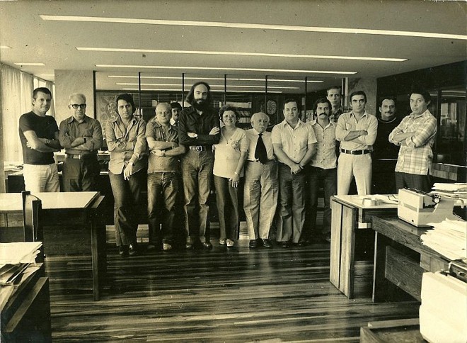 Na redação da revista Manchete: da esq. para a dir.: Alberto Carvalho, Ivan Alves, Wilson Cunha, Flávio de Aquino, Roberto Muggiati, Heloneida Studart, R. Magalhães Jr, Wilson Passos, Argemiro Ferreira, Pedro Guimarães, Ney Bianchi, Carlos Heitor Cony, Irirneu Guimarães. (Ao fundo, o contínuo Sammy Davis Jr.) Sobrevivem: Alberto Carvalho, Wilson Cunha, Roberto Muggiati, Argemiro Ferreira e Carlos Heitor Cony (Não se sabe do Sammy Davis...) |