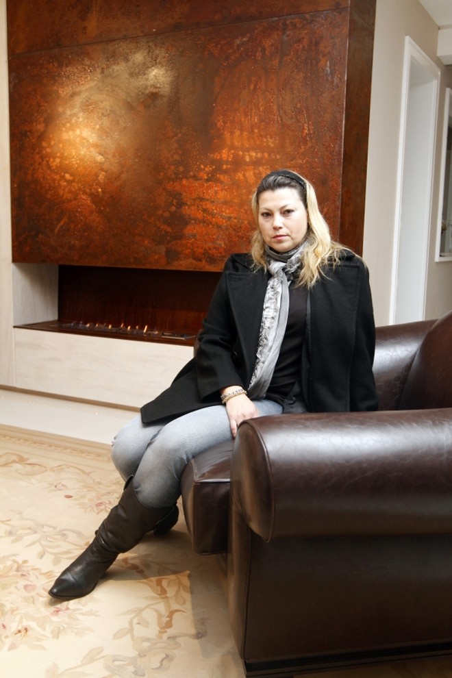 Luciane Nazário adaptou a lareira a lenha para uma a gás |