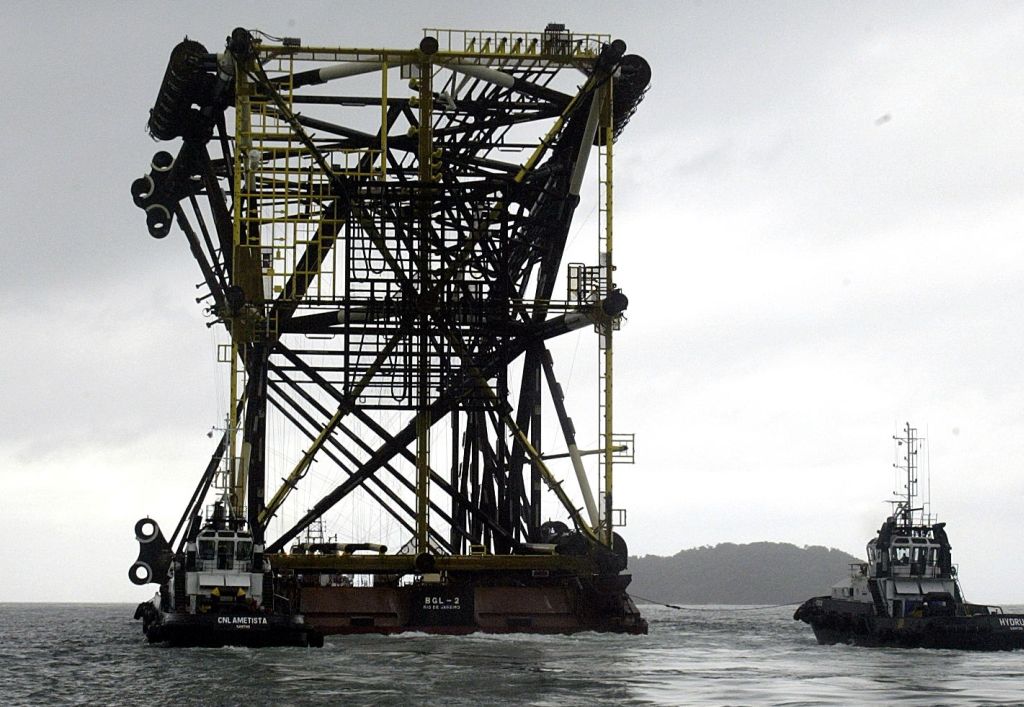 Jaqueta construída em Pontal do Paraná, a caminho da costa fluminense: estaleiro parado desde 2006 pode ser reativado | Hedeson Alves/ Gazeta do Povo