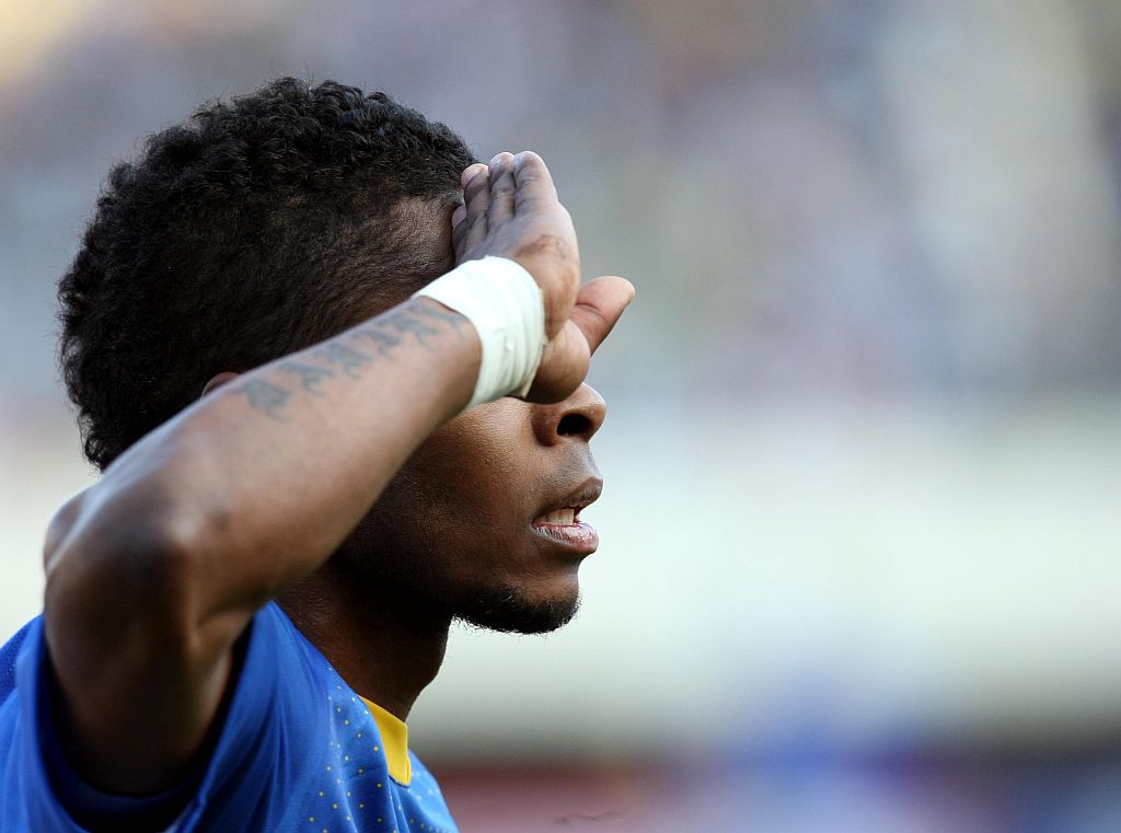Homenagem: lateral-esquerdo Michel Bastos abriu o placar no treino-amistoso e comemorou com saudação militar | Albari Rosa/ Gazeta do Povo enviado especial