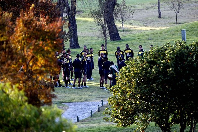 No treino fechado de ontem, o único modo de ver os jogadores foi através das árvores do clube de golfe vizinho ao hotel da seleção | 
