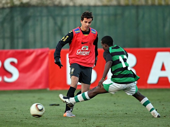 Nilmar disputa jogada com garoto do The Birds (Os Pássaros), time sub-19 amador de Vaal, cidade há 100 km de Johannesburgo | Albari Rosa/ Gazeta do Povo enviado especial