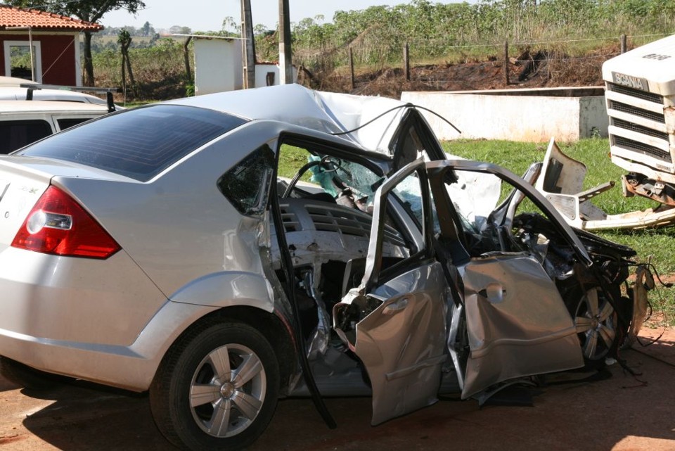 O Fiesta destruído foi recolhido; apenas o motorista do carro não morreu na colisão | Osmar Nunes/Gazeta do Povo