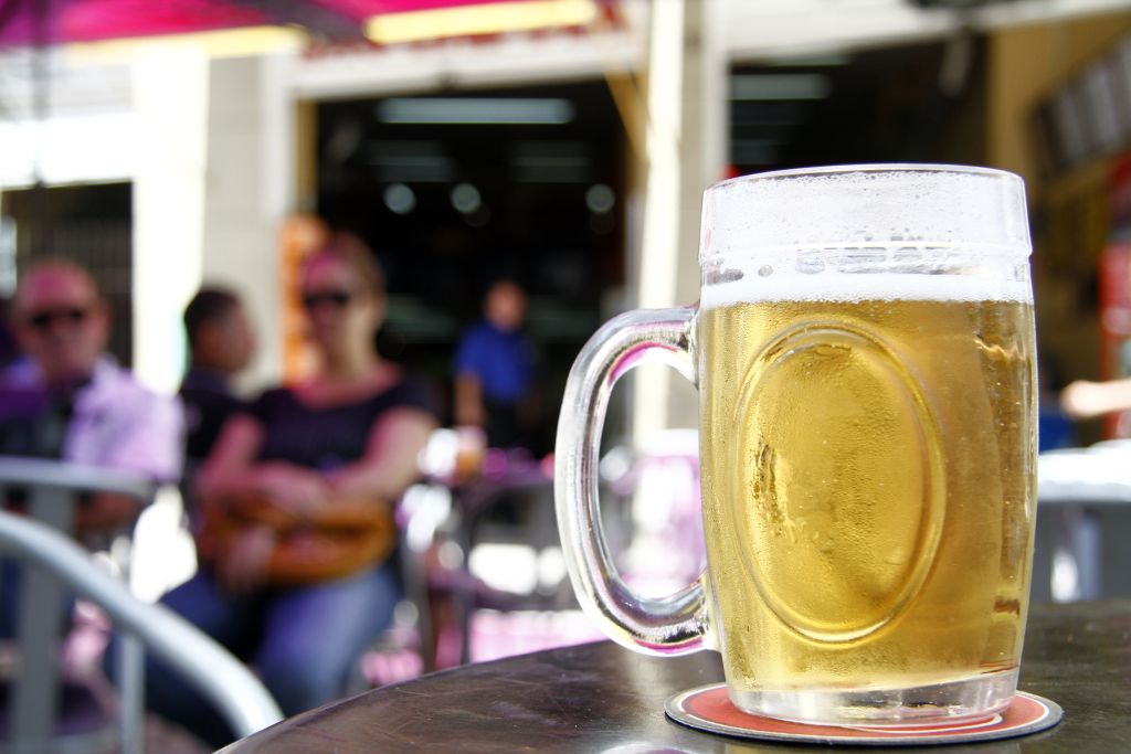 Mesa de bar, em Curitiba: exagero na bebida é cada vez mais comum entre os jovens de 18 a 24 anos | Daniel Derevecki/Gazeta do Povo