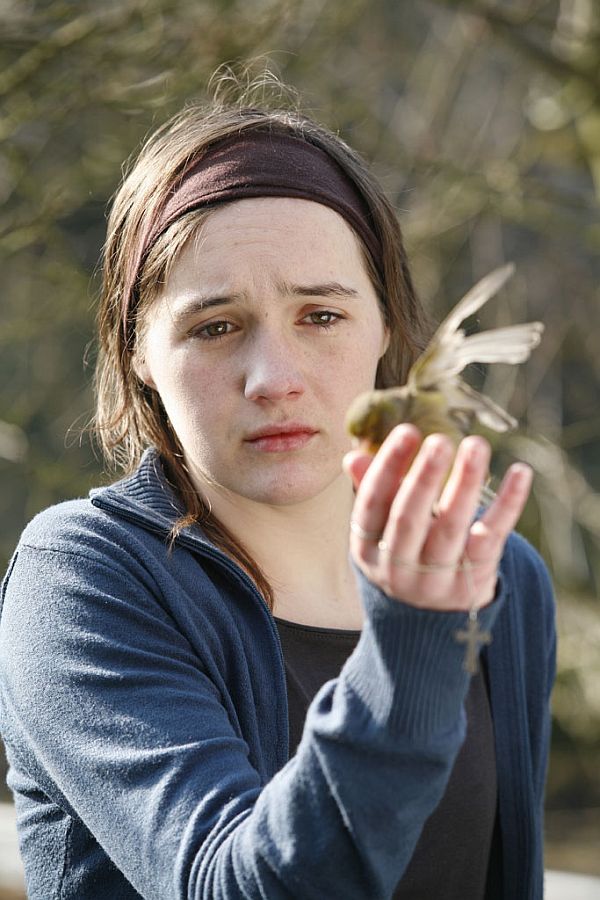 Julie Sokolowski vive o papel de uma jovem religiosa cujo fervor é questionado | Divulgação