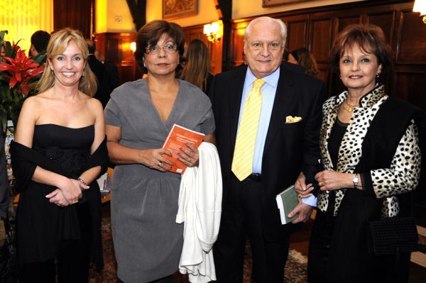 A advogada Rogéria Dotti (à esq.), presidente do Instituto dos Advogados do Paraná, e seus pais, Rosarita e René Dotti, com a jornalista Dora Kramer, que deu uma palestra sobre ética na política no jantar pelos 93 anos do IAP. O evento foi nesta terça-feira no Graciosa Country Club | Humberto Michaltchuk