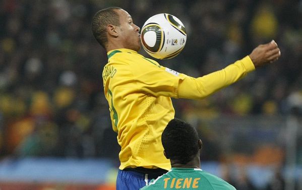 Imagem que mostra o momento em que o atacante Luís Fabiano mata a bola no braço antes de marcar o segundo gol da seleção | Valterci Santos / Agência de Notícias Gazeta do Povo