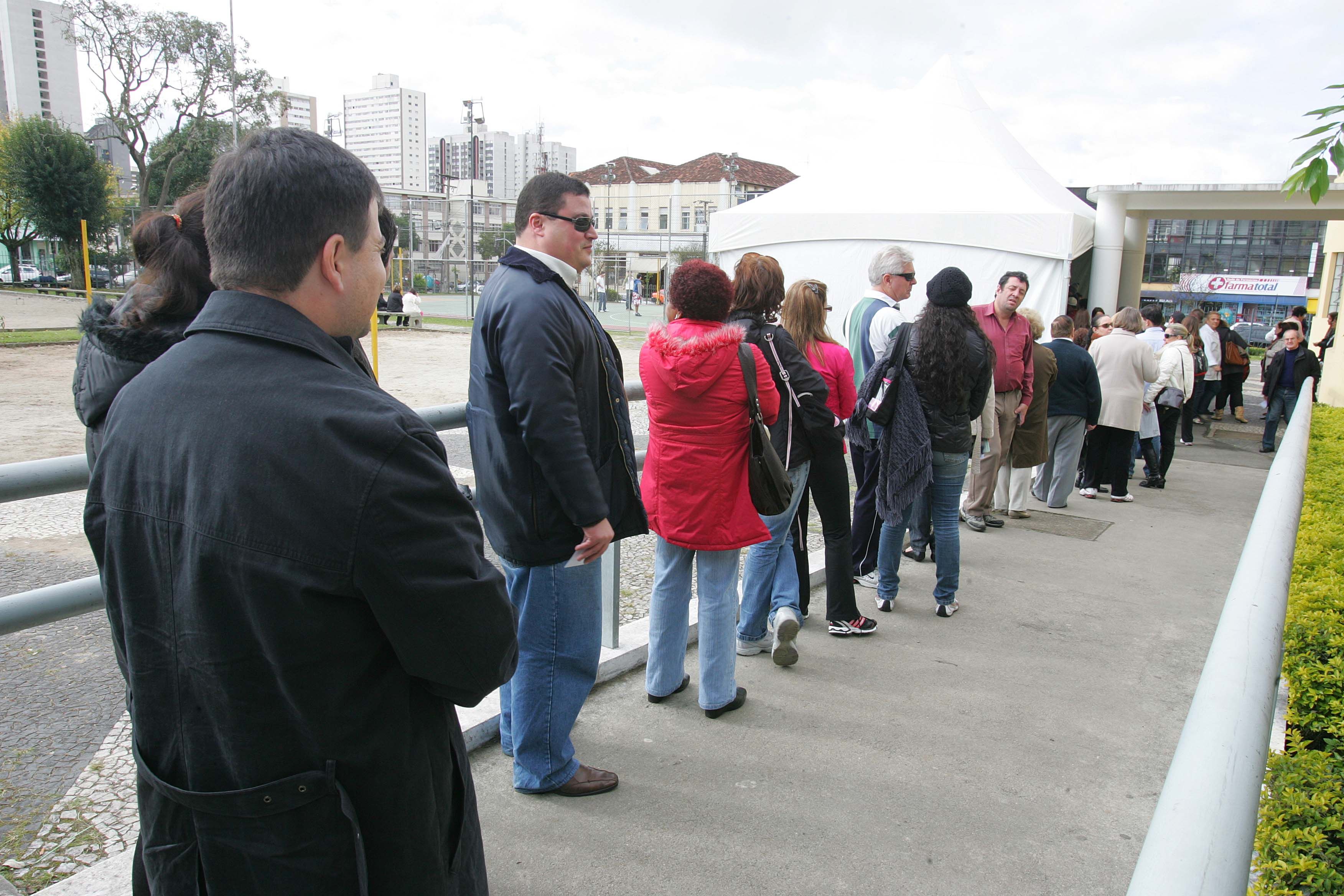 Houve filas nas Unidades Básicas de Saúde de Curitiba durante todo o dia | Ivonaldo Alexandre/Agência de Notícias Gazeta do Povo