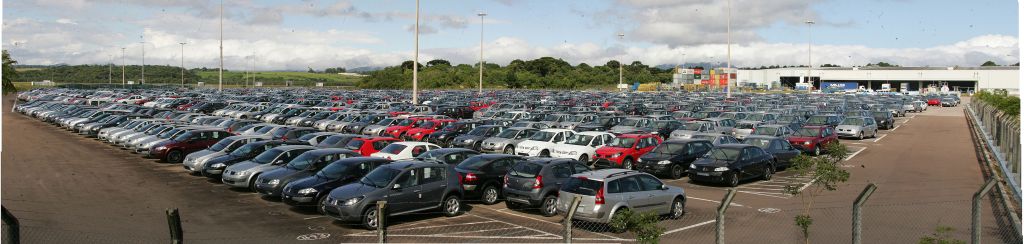 Pátios das montadoras voltaram a ficar lotados em maio: ritmo de vendas não acompanhou a alta na produção de veículos | Daniel Castellano/ Gazeta do Povo