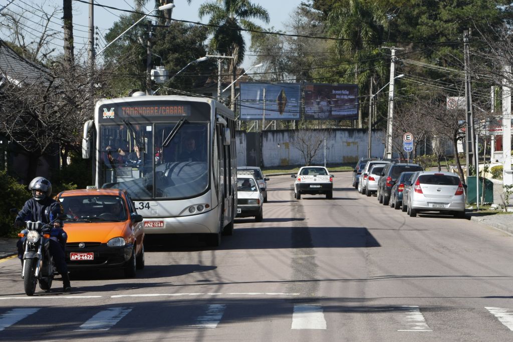 Trecho da Avenida Anita Garibaldi com a faixa central raspada: binário com a Washington Mansur, no bairro Ahú, começa a funcionar hoje. Segundo a prefeitura, sistema melhora fluidez do tráfego | Aniele Nascimento/ Gazeta do Povo