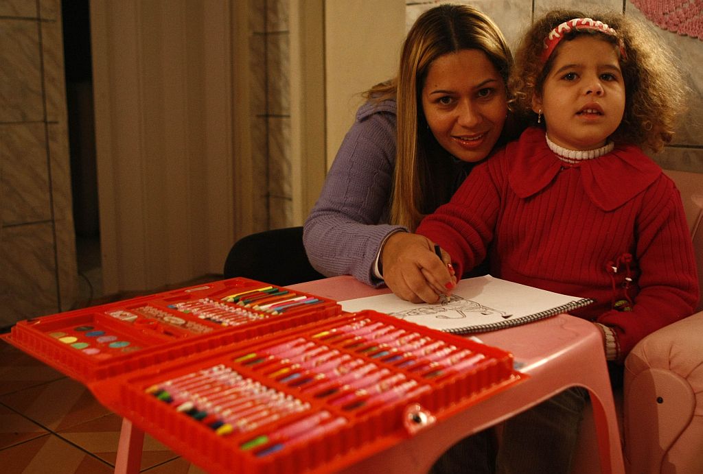 Francielle e a filha Thayanny: fim da rotina de sete ataques epiléticos diários | Jonathan Campos/Gazeta do Povo