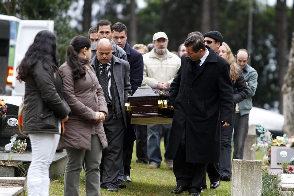 Oliveira (à direita, de preto) teria assistido Schimitt no depoimento em que o acusado confessa o crime | Daniel Derevecki/Gazeta do Povo