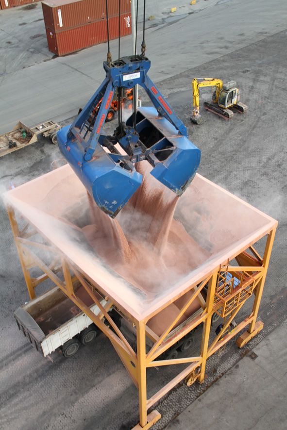 Desembarque de fertilizantes em Paranaguá: descompasso com o exterior | Divulgação