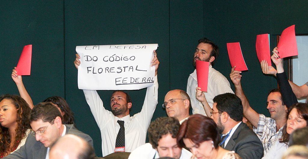 Ambientalistas foram ao Congresso com cartazes e deram cartão vermelho para as alterações propostas pelo deputado Aldo Rebelo | Alan Marques/Folhapress
