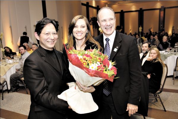O diretor-presidente da Unimed Curitiba, Sérgio Ioshii, cumprimenta o casal Elisa Dallabona e Rogério Andrade Mulinari (médico e vice-reitor da UFPR). O encontro foi na última segunda-feira no jantar de confraternização no Hotel Four Points by Sheraton com show do grupo Doutores do Samba, formado por médicos | Guilherme Pupo