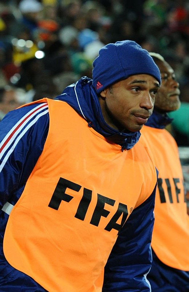 Colegas o queriam em campo, mas Henry não tirou o agasalho | Franck Fife/ AFP