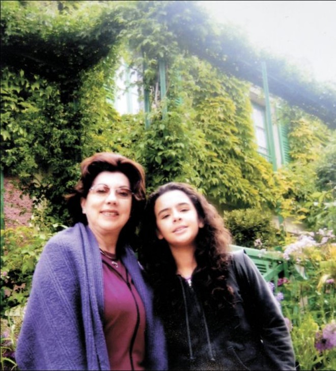 Nos jardins de Monet, em Giverny, Vera Lupion com a neta Carolina Lupion no longo passeio cultural que fez pela França levando familiares | 