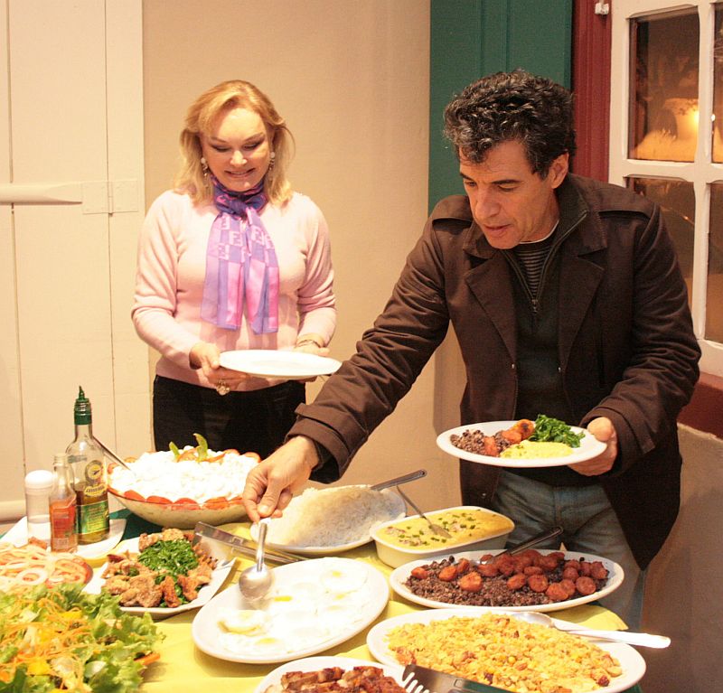 O ator e diretor Paulo Betti, homenageado na sexta-feira com o Troféu Tropeiro no Festival de Cinema da Lapa, matou a saudade da comida típica do restaurante Casarão, onde jantou com os organizadores do evento encerrado ontem, entre eles Maria Inês Borges da Silveira | Ricardo Garcia