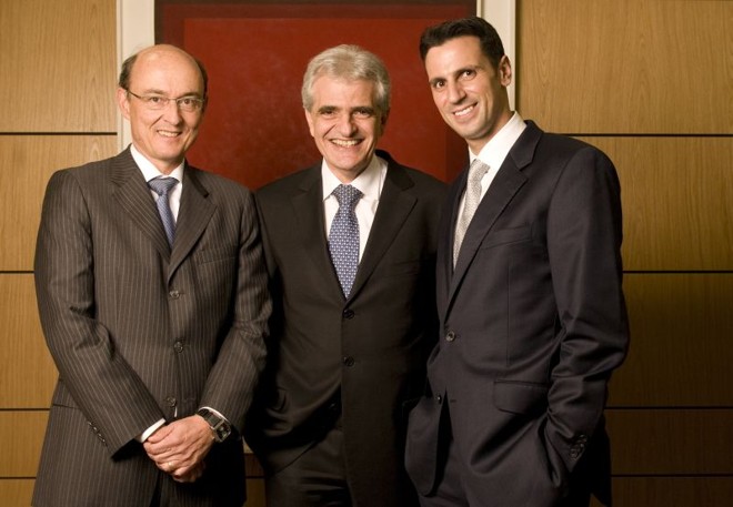 O presidente do HSBC Brasil, Conrado Engel (à esq.), foi o anfitrião do jantar de despedida de Henrique Frayha (ao centro) e de boas-vindas a Sebastian Arcuri, realizado quarta-feira na sede do banco, em São Paulo |