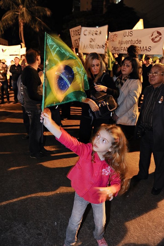 Menina balança bandeira em Maringá | 
