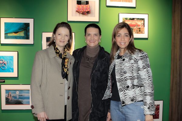 Um almoço realizado ontem no bistrô da Casa Cor reuniu a diretora do evento, Marina Nessi (ao centro), a presidente do Instituto Municipal de Turismo de Curitiba, Juliana Vosnika (à dir.), e a diretora de franquias da Casa Cor, Silvana Lourenzi (à esq.), além de outros convidados. Marina e Juliana renovaram a parceria para a edição do ano que vem | Daniel Sorrentino