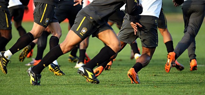 Polêmica envolvendo a bola oficial da Copa do Mundo aponta a guerra de marcas de material esportivo que se trava nos bastidores: atletas patrocinados pela Adidas, criadora da Jabulani, evitaram críticas à redonda | 