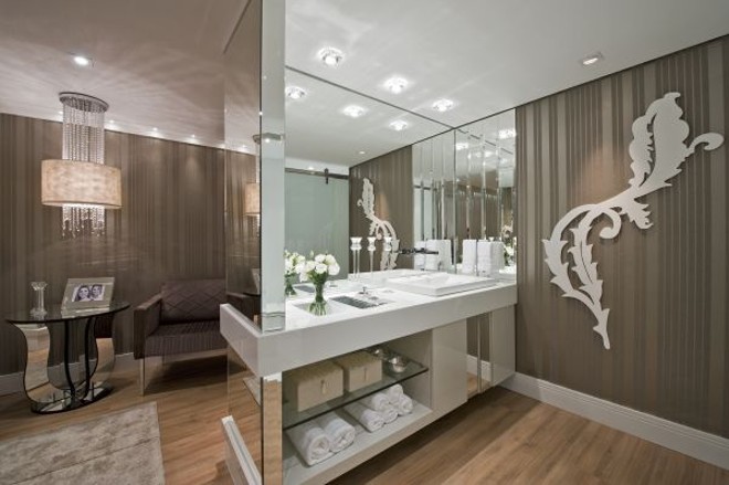 Suíte da Moça, de Viviane Loyola e Letícia Feres /Casa Cor PR: integração do banheiro com o quarto é feita com o mesmo padrão de revestimentos e objetos | 