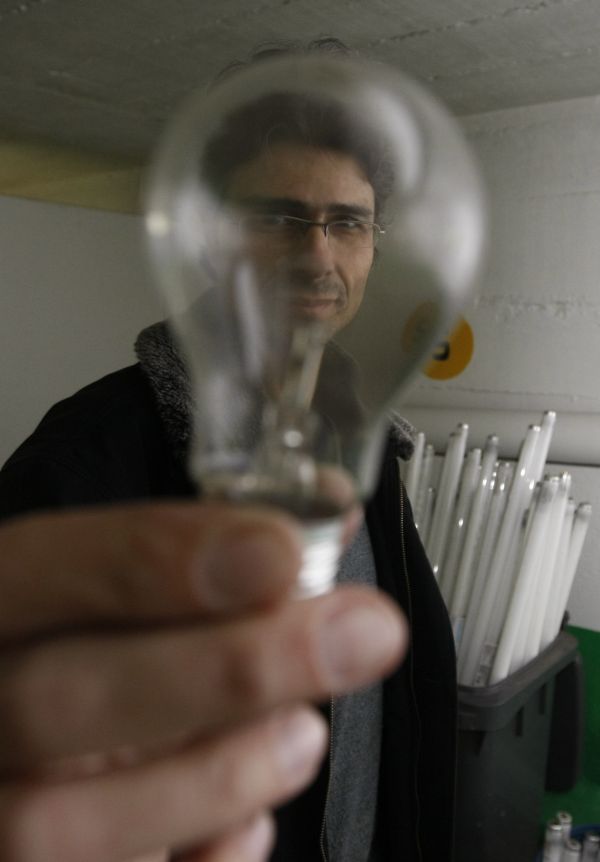 Ricardo é síndico de um condomínio em Curitiba e testou os buscadores para destinar as lâmpadas fluorescentes do prédio | Daniel Castellano/ Gazeta do Povo