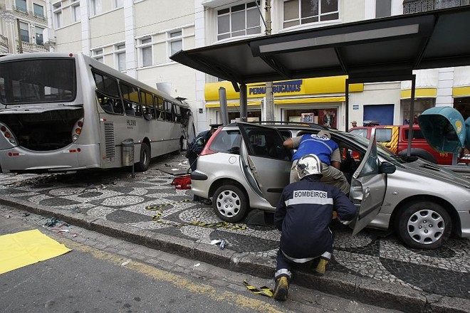 O ônibus se chocou contra um veículo Peugeot e o motorista ficou preso nas ferragens |