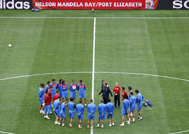 Jogadores de Portugal formam uma roda no centro do gramado do Nelson Mandela Bay: concentração e união antes da final antecipada contra a seleção de Costa do Marfim | Howard Burditt/Reuters