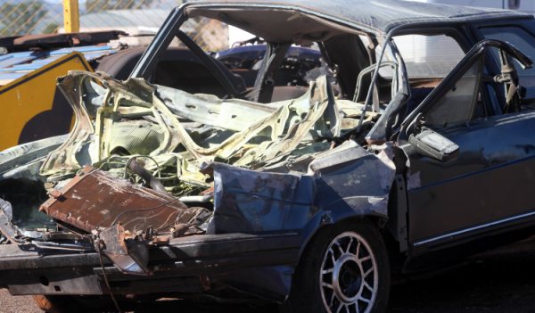Pá carregadeira seguia no sentido Corumbataí do Sul ao município de Luiziana quando foi atingida, na parte traseira, pelo veículo Santana | Dirceu Portugal/Gazeta do Povo