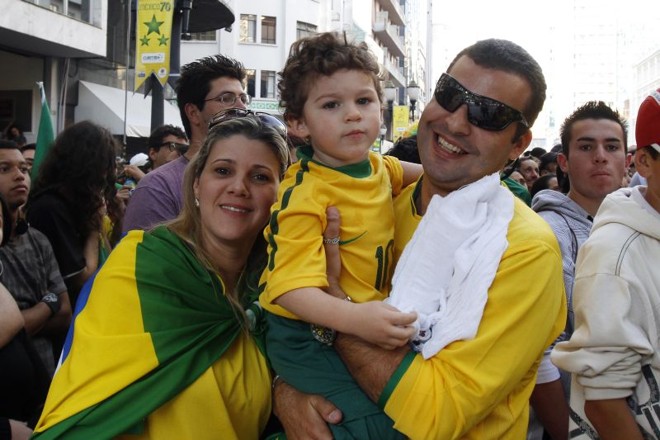 Renata dos Anjos, com o filho Cauã e o marido Marco de Melo: turistas torcendo pelo Brasil |