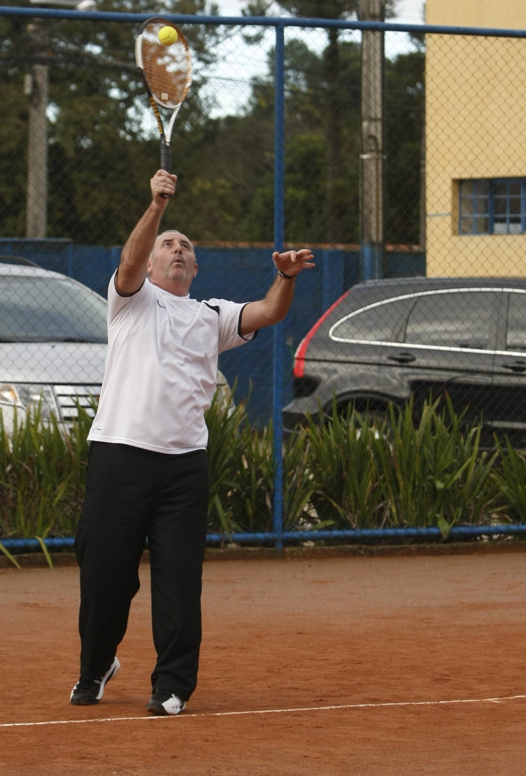 Rogério Gobbi, 48 anos, optou pelo tênis para combater a hipertensão | Aniele Nascimento/ Gazeta do Povo