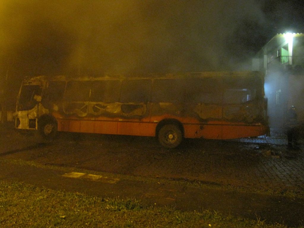 Quatro pessoas estavam no ônibus. Ninguém ficou ferido | Divulgação