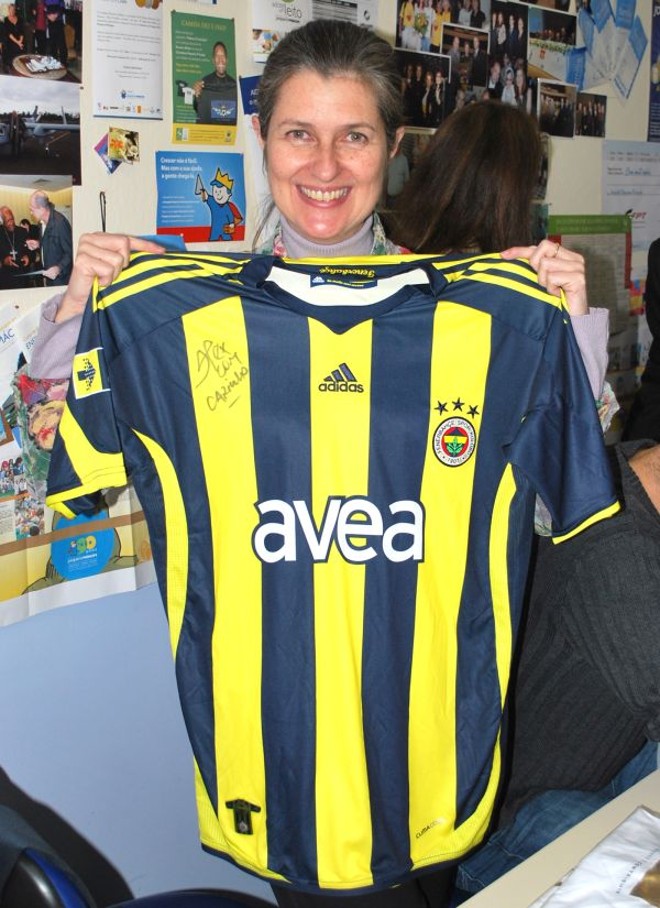 Ety Cristina Forte Carneiro, diretora executiva do Complexo Pequeno Príncipe, exibe a camisa autografada pelo jogador Alex, do Fenerbahçe, da Turquia. Ele e seu colega Ricardinho, do Atlético Mineiro, e o ex-jogador Paulo Rink visitaram o hospital na quarta-feira para aderir ao projeto Gols Pela Vida, que tem o apoio do rei Pelé |