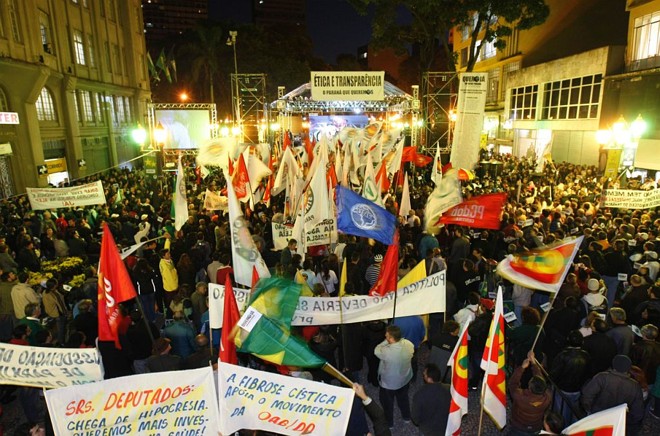 Manifestantes na Boca Maldita, em Curitiba: multidão gritava 