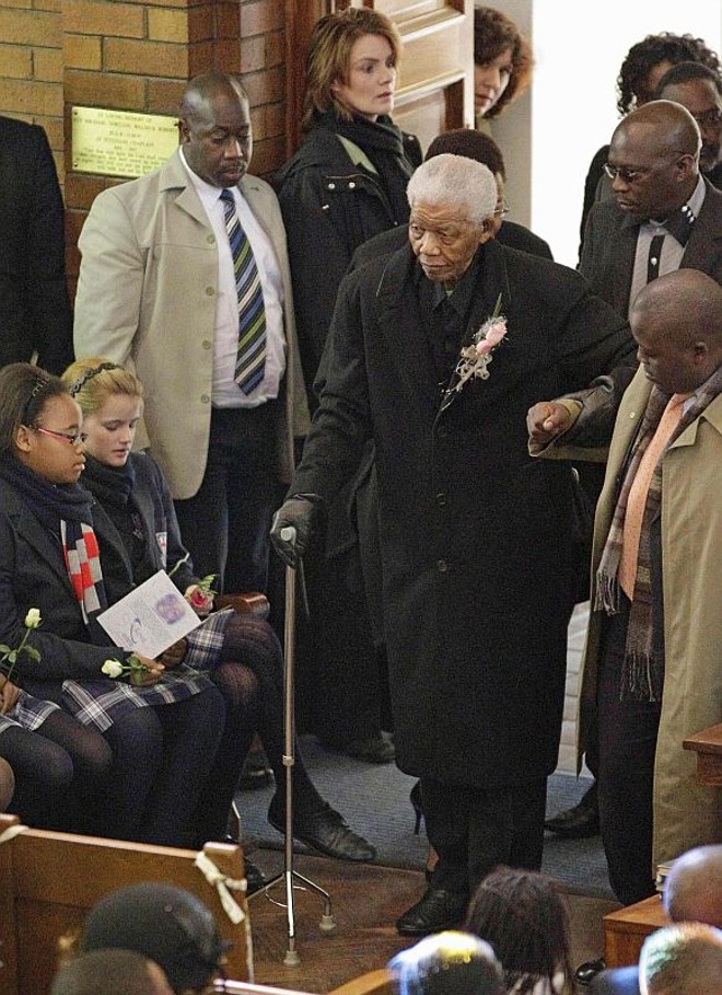 Nelson Mandela chega ao velório da bisneta de 13 anos | Reuters